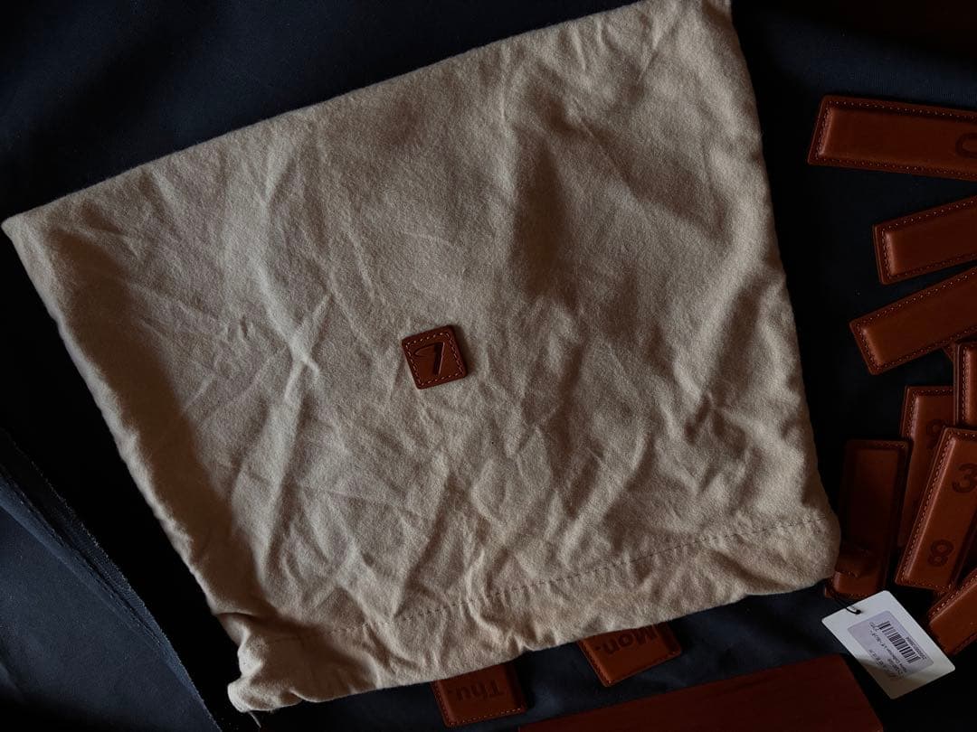 土屋鞄パーペチュアルカレンダー レザー製置き型カレンダー