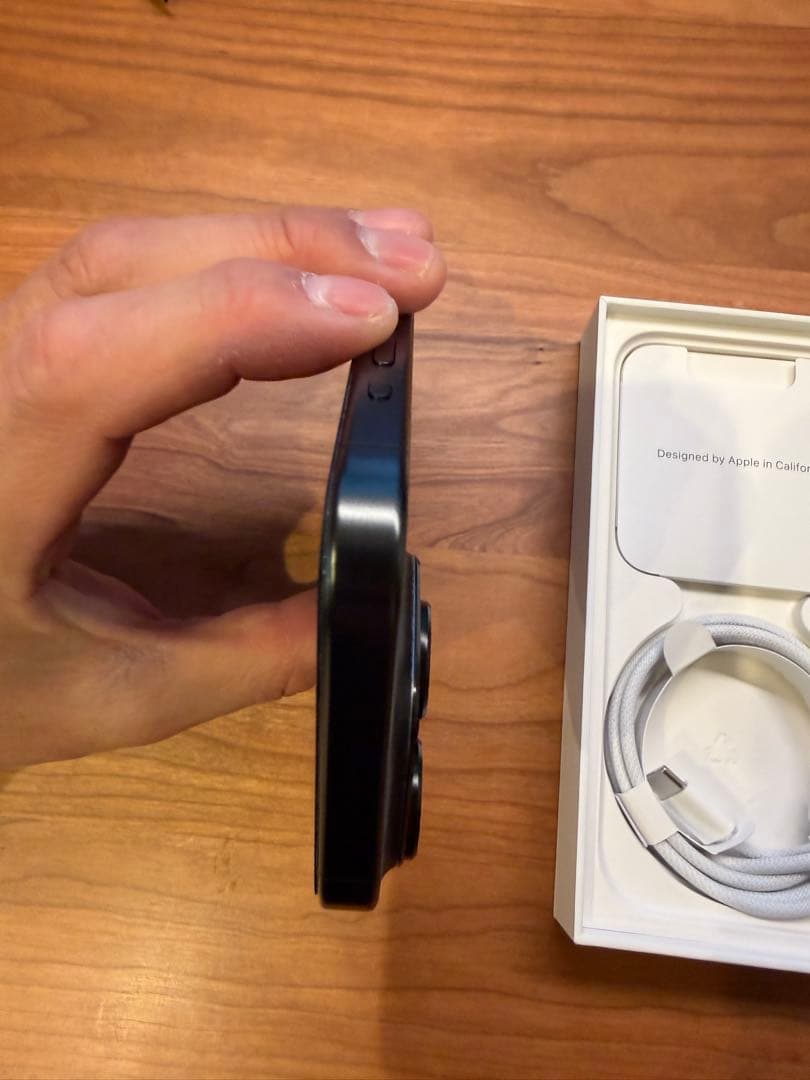 超美品！iPhone15 ProブラックチタニウムSIMフリーアップルストア購入