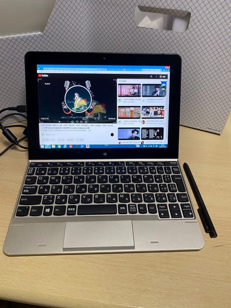 『エプソン』の８０型ロールアップスクリーン　ミニパソコン