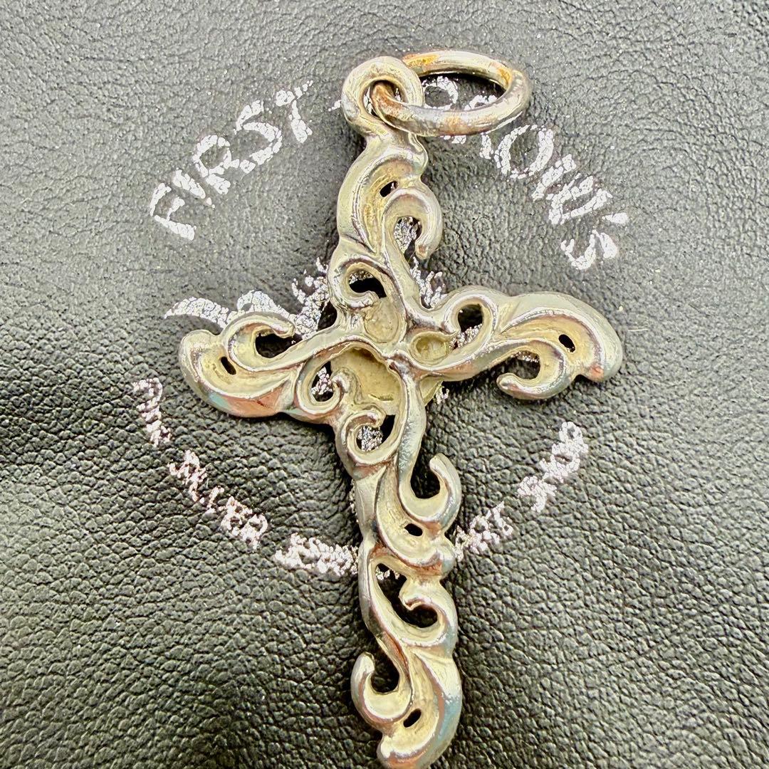 美品　ファーストアローズ　k18メタル付唐草クロス