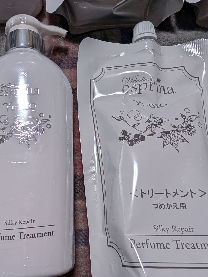 エスプリーナシャンプーとトリートメントのみです。