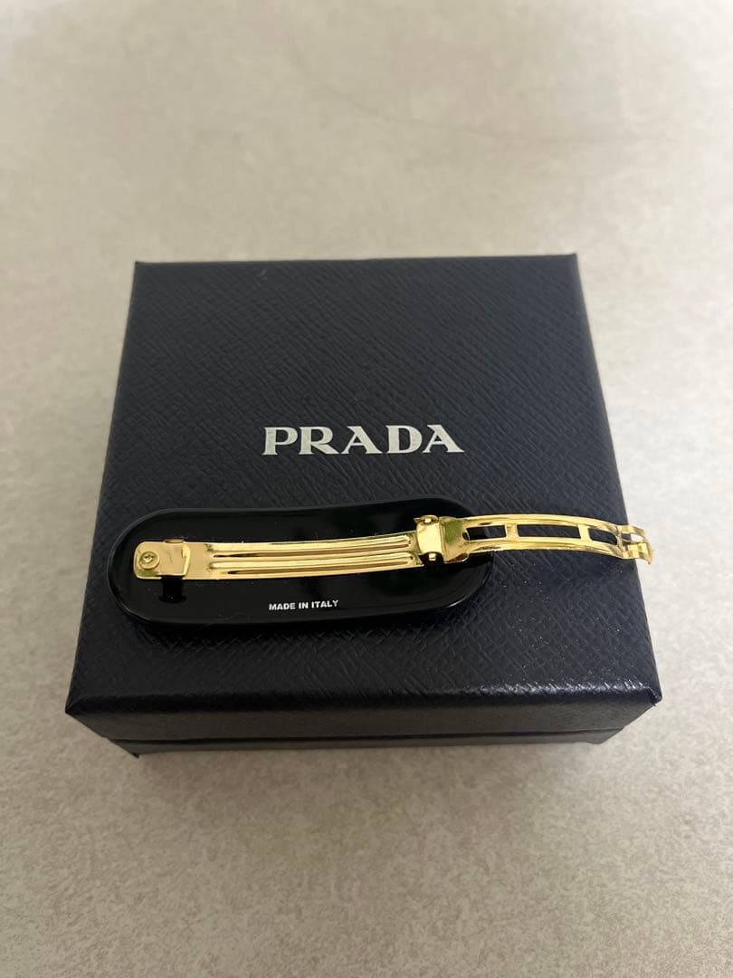 PRADA プラダ ロゴ バレッタ ブラック（訳あり特価）