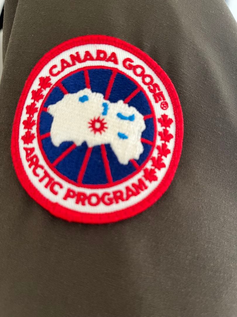   カムループス ダウンジャケット　フード付き