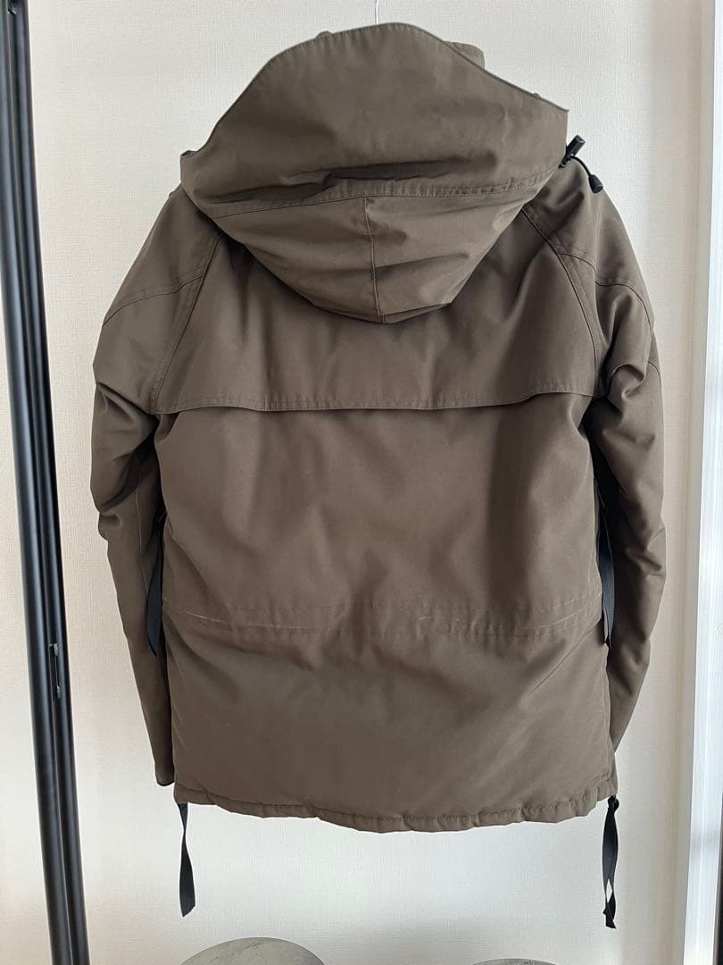   カムループス ダウンジャケット　フード付き