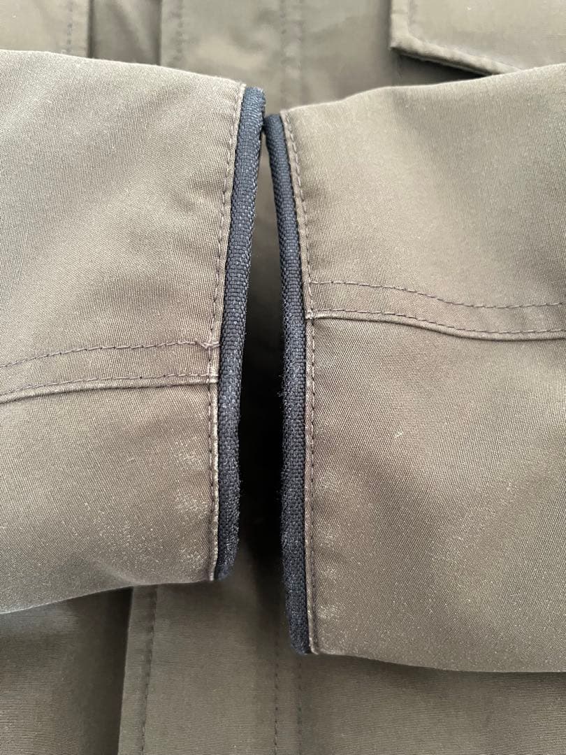   カムループス ダウンジャケット　フード付き