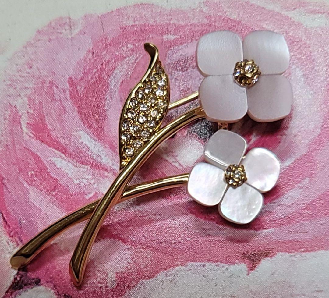 新品　ヴァンドームブティック　 ピンブローチ　白蝶貝　シマエナガ　ブローチ