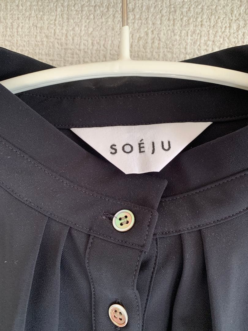 SOEJU スタンドカラータックブラウス