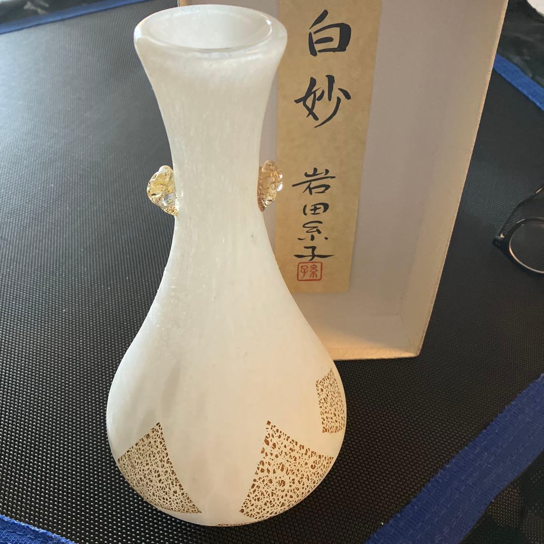 岩田糸子作　白妙 女流ガラス作家の先駆け 装飾的な金色模様のホワイト花瓶