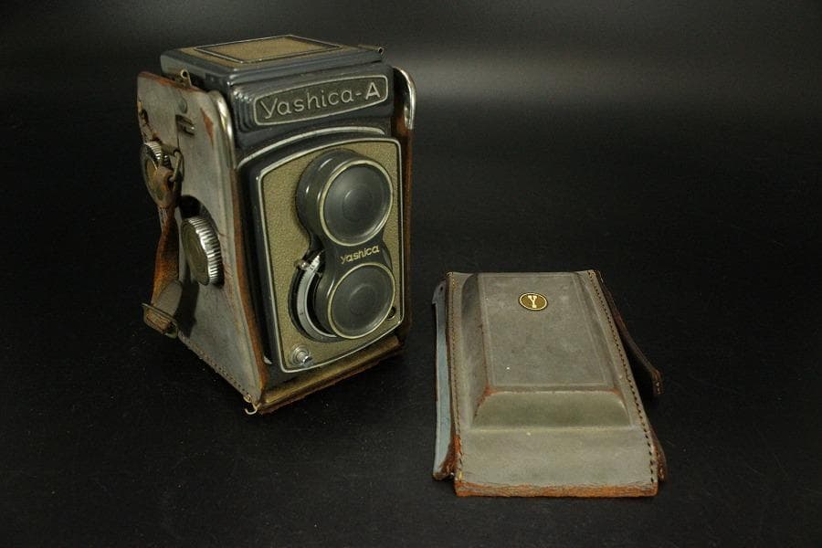 Yashica-A 二眼レフカメラ 昭和レトロ【ジャンク品】(メ1004)