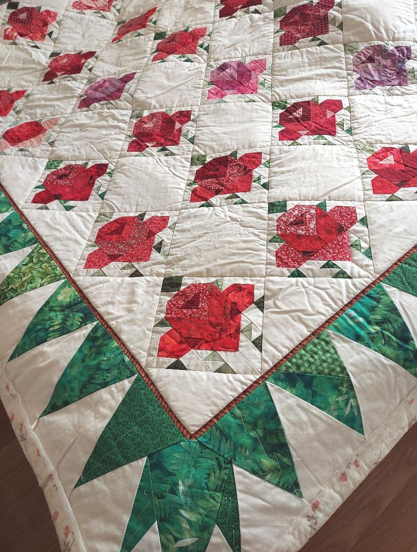 赤いバラのベッドカバー(未完成品です)