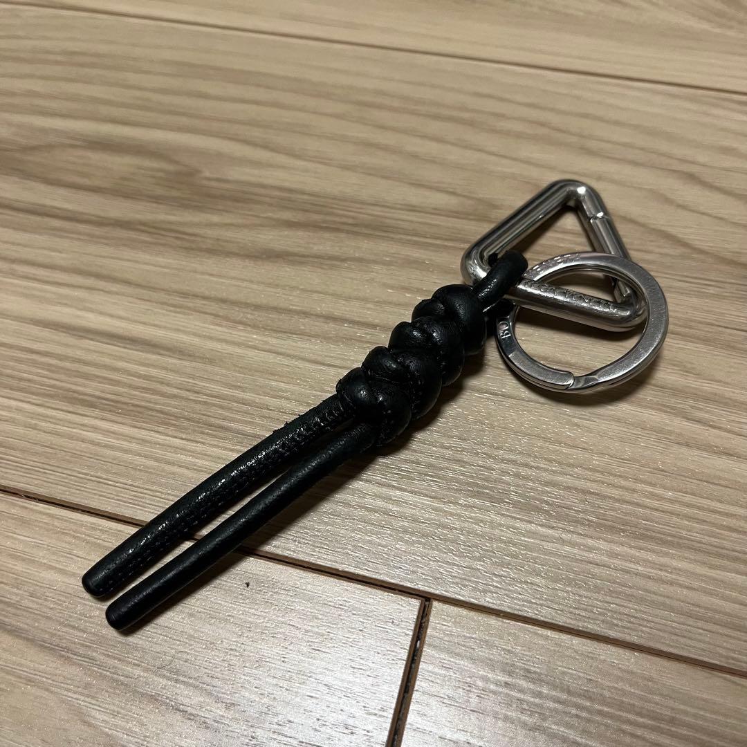 BOTTEGA VENETA トライアングル キーリング 黒