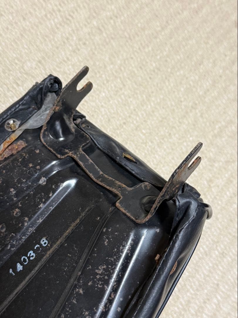 YB-1 four ua05j 純正シート 破れあり