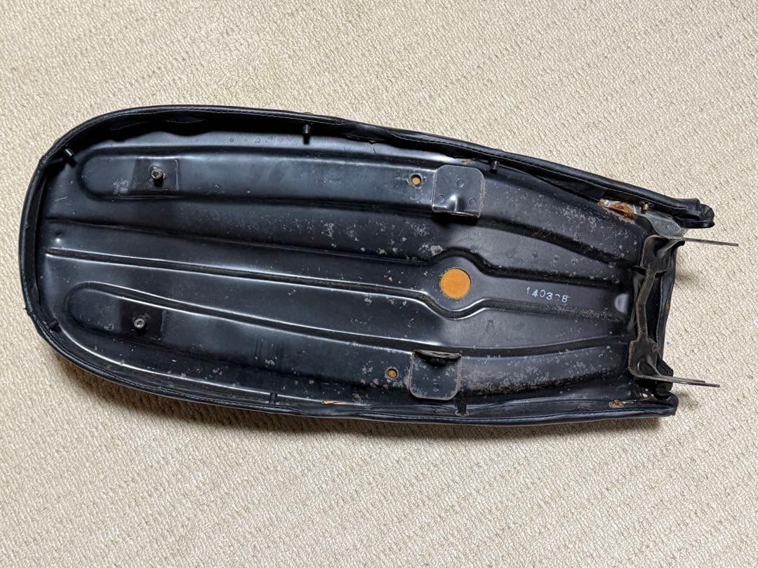 YB-1 four ua05j 純正シート 破れあり