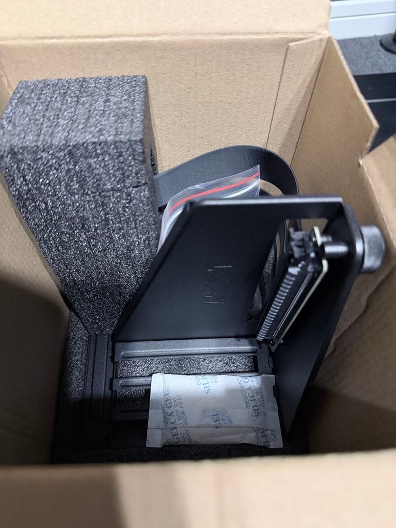 nzxt gpuホルダー