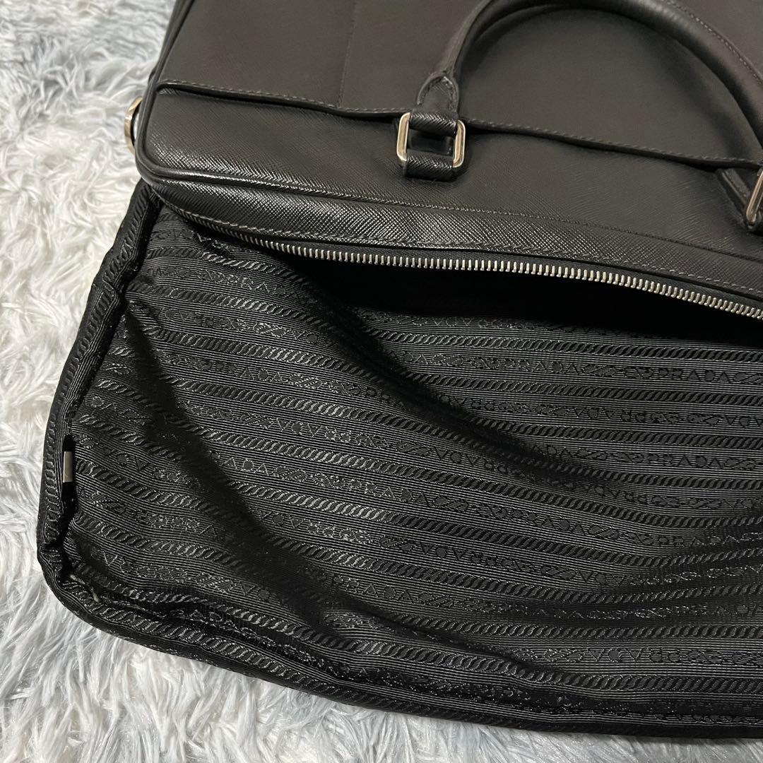 美品　PRADA 現行　ビジネスバッグ　サフィアーノレザー 三角ロゴ　黒