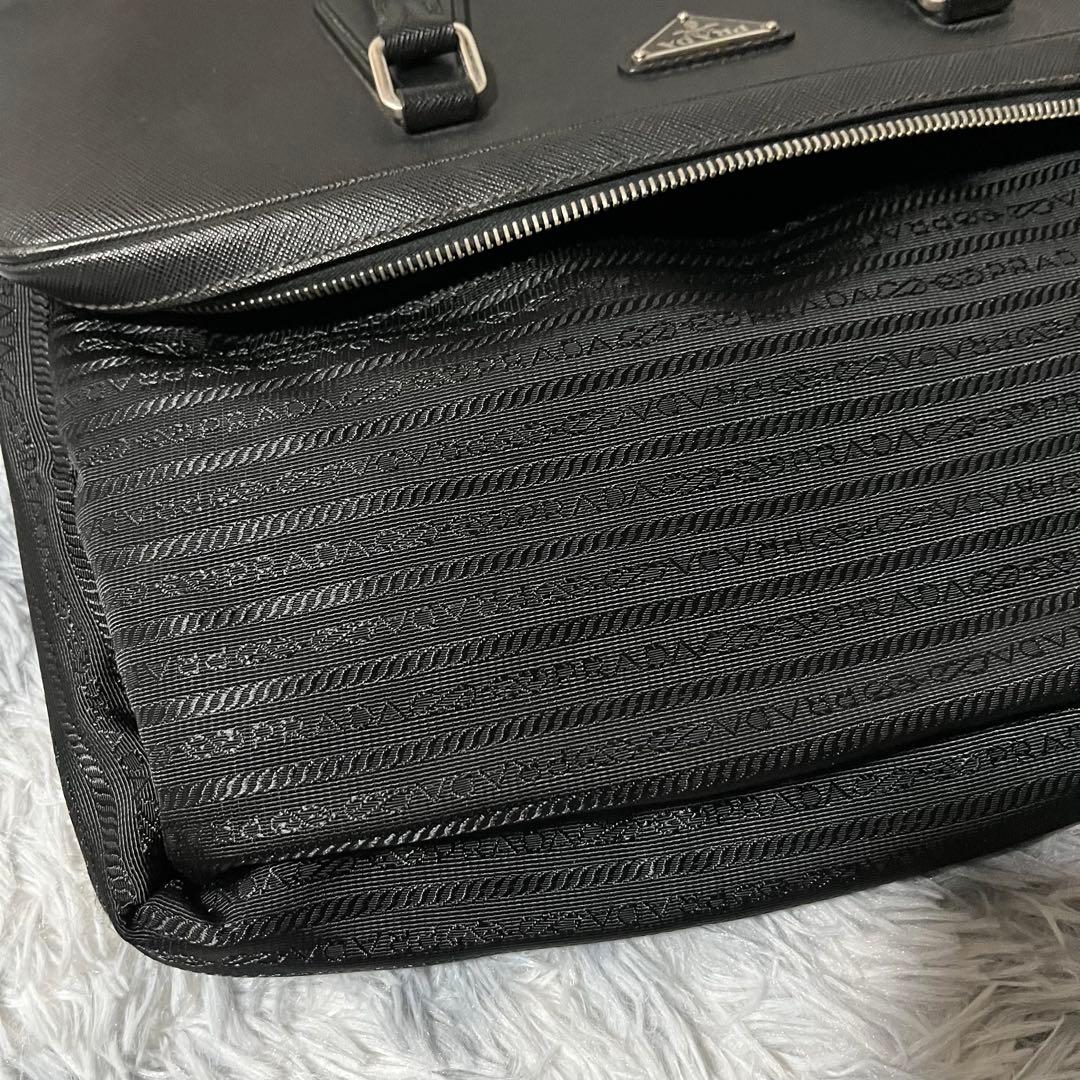 美品　PRADA 現行　ビジネスバッグ　サフィアーノレザー 三角ロゴ　黒