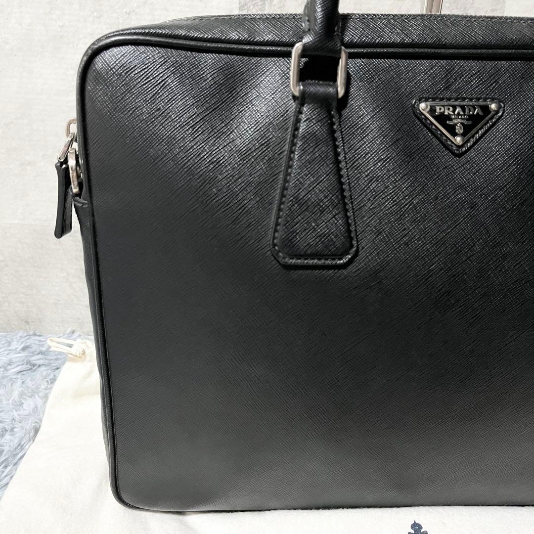 美品　PRADA 現行　ビジネスバッグ　サフィアーノレザー 三角ロゴ　黒