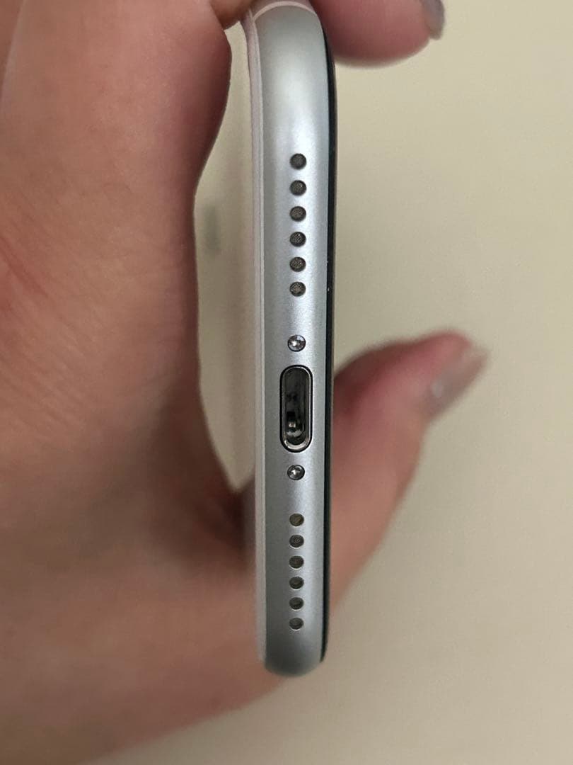 Apple iPhone SE2シルバー 本体