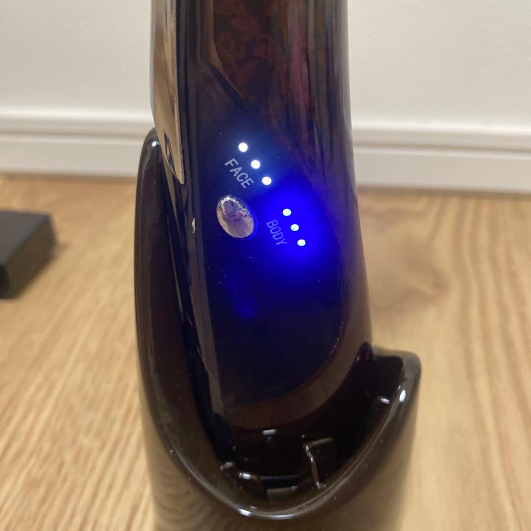 PYR KNIGHT パイラナイト　スタイリッシュデザイン　美顔器　充電式