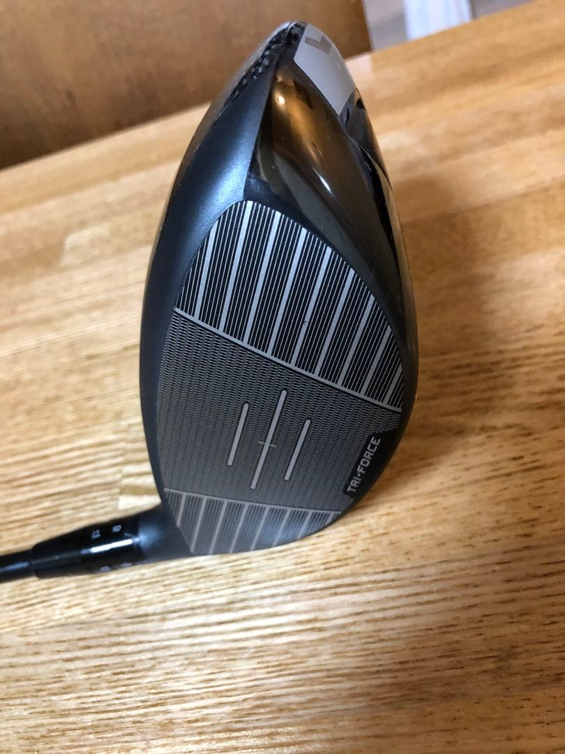 左）レフティ QUANTUM Max 10.5° ドライバー　Sフレックス