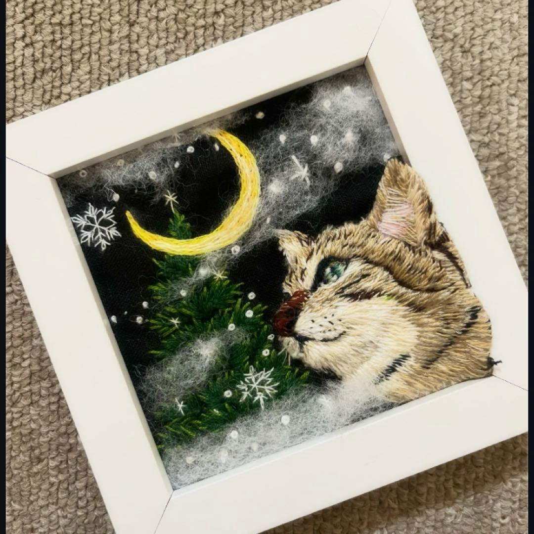 タ*ー様 ハンドメイド刺繍フレーム　三日月の夜とキジトラ