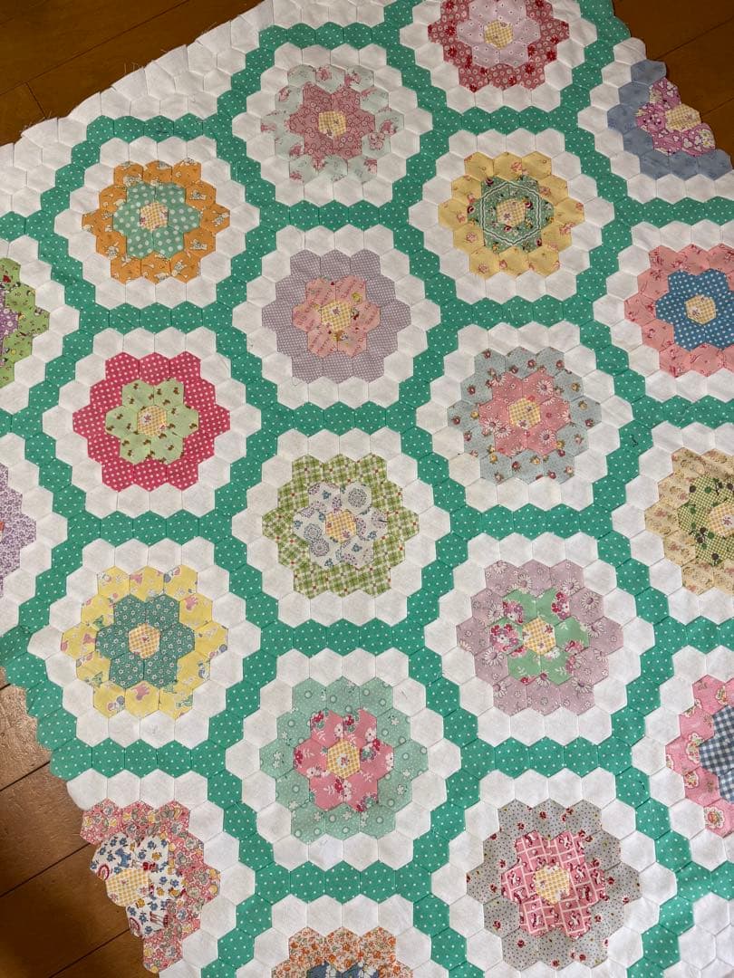 ヘキサゴン　フラワーガーデンのキルトトップ　型紙付き　パッチワーク　ハンドメイド