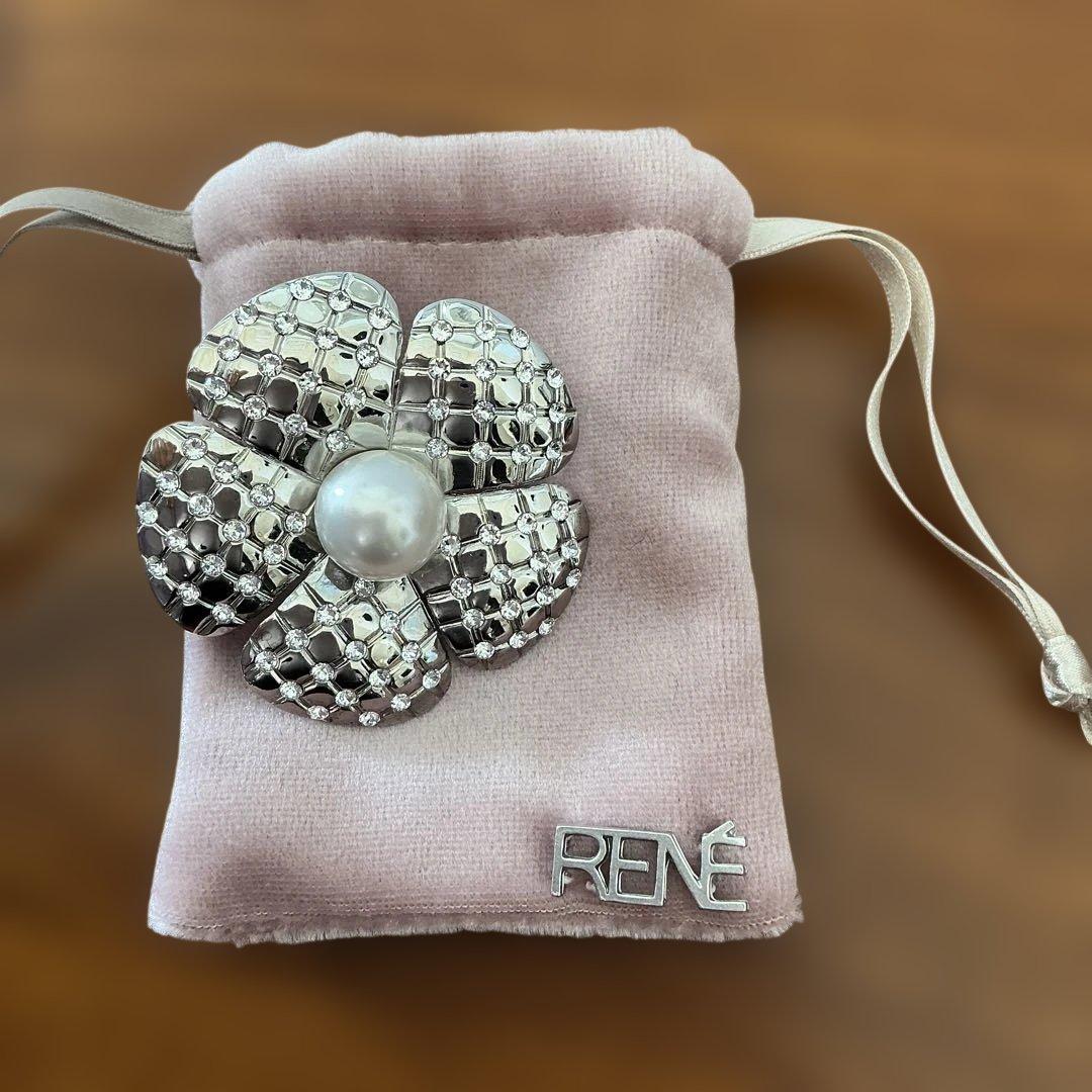 RENÉ 花型ブローチ