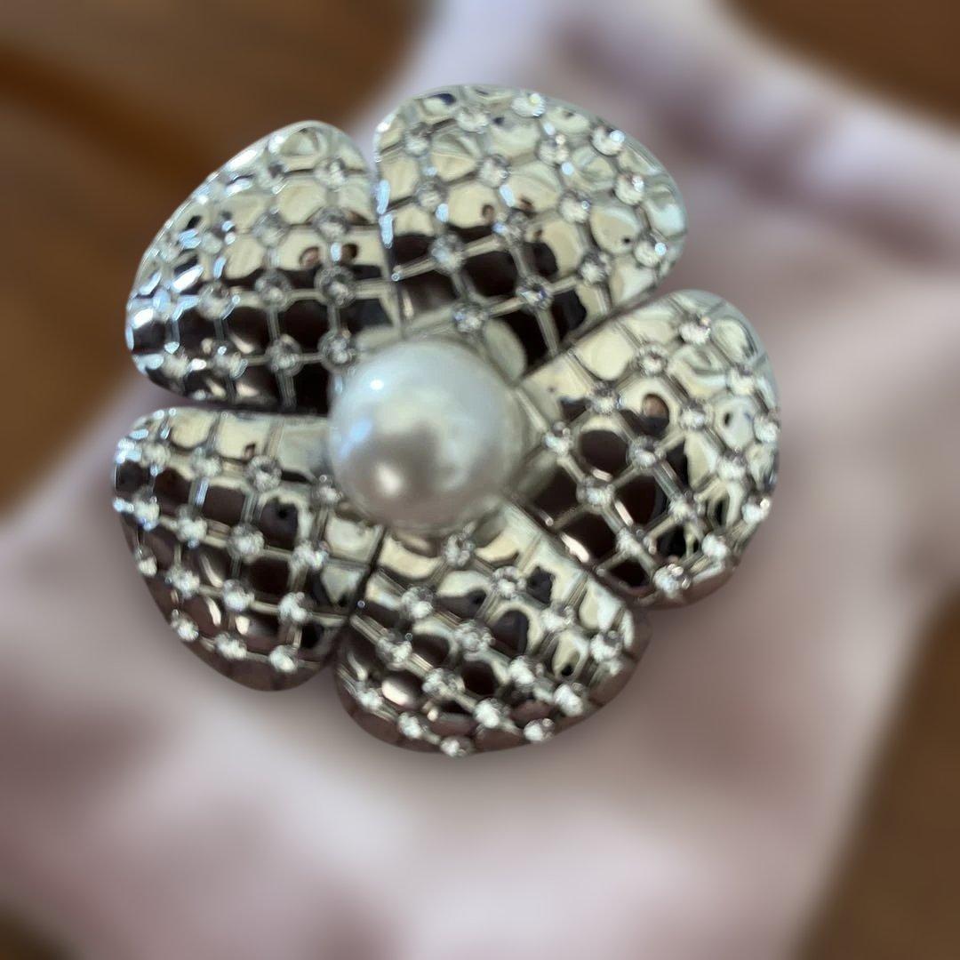 RENÉ 花型ブローチ