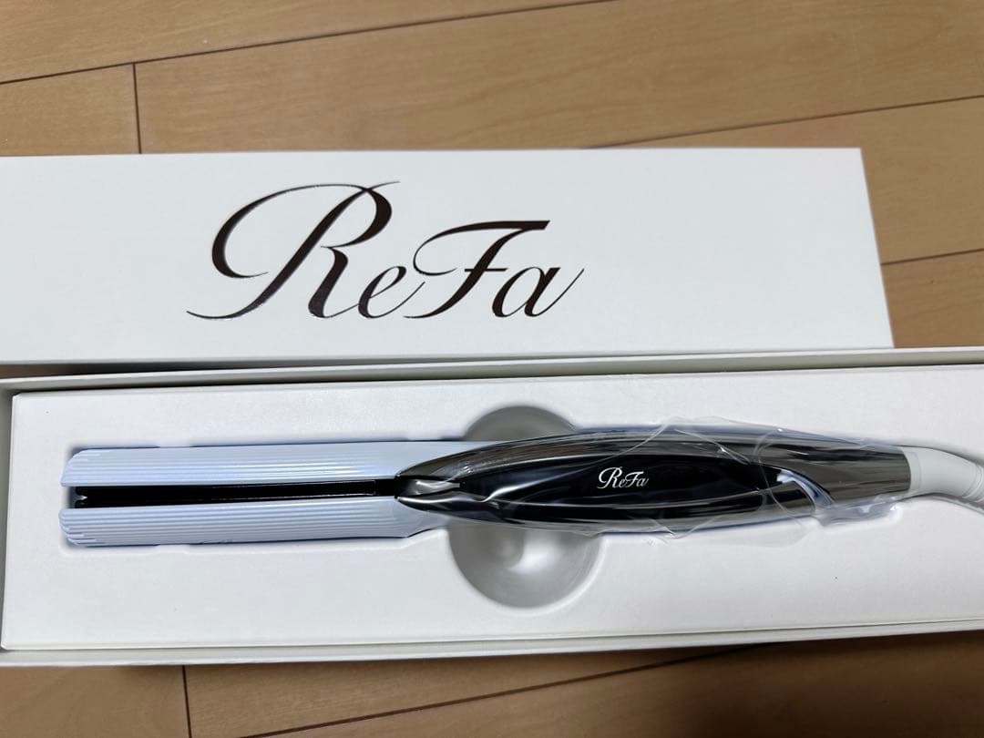 【新品未使用】リファビューテック　ストレートアイロン　ホワイト