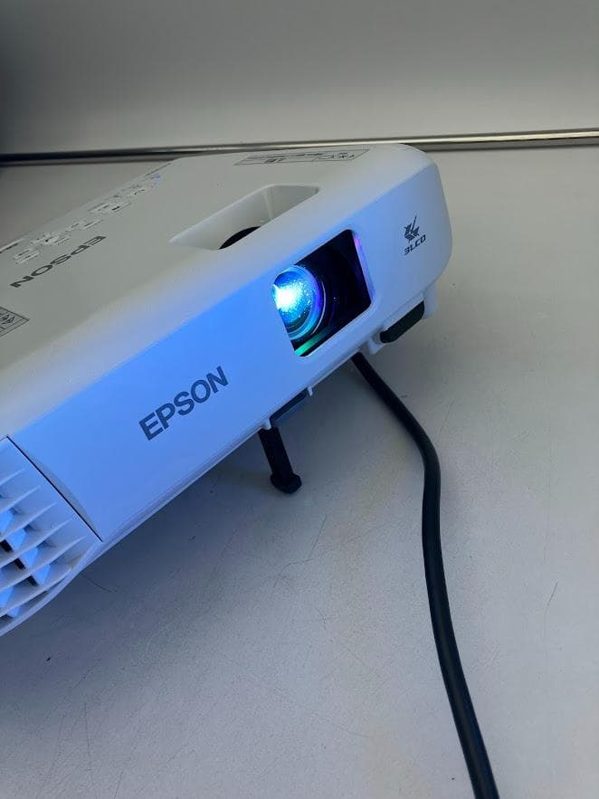 EPSON ビジネスプロジェクター　EB-E01 　ホワイト