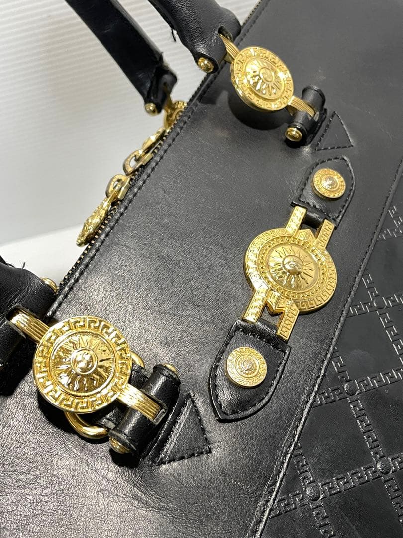 ヴェルサーチェ ハンドバッグ ボストンバッグ 2way ロゴ型押し黒 ゴールド