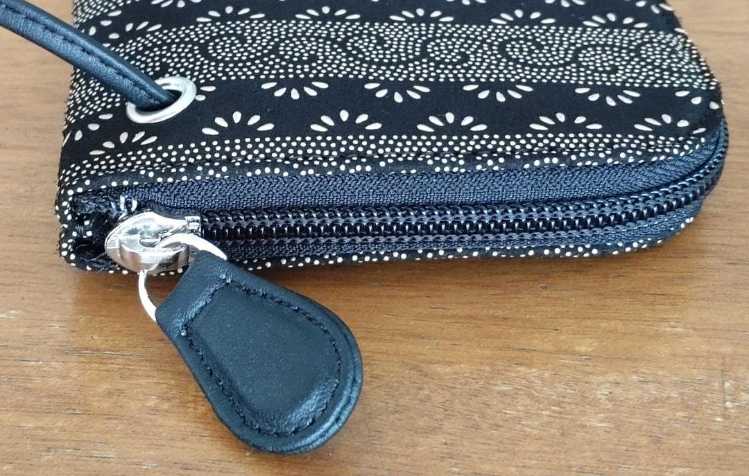 【新品・未使用】印傳屋 サコッシュ スマホポシェット 爪唐草