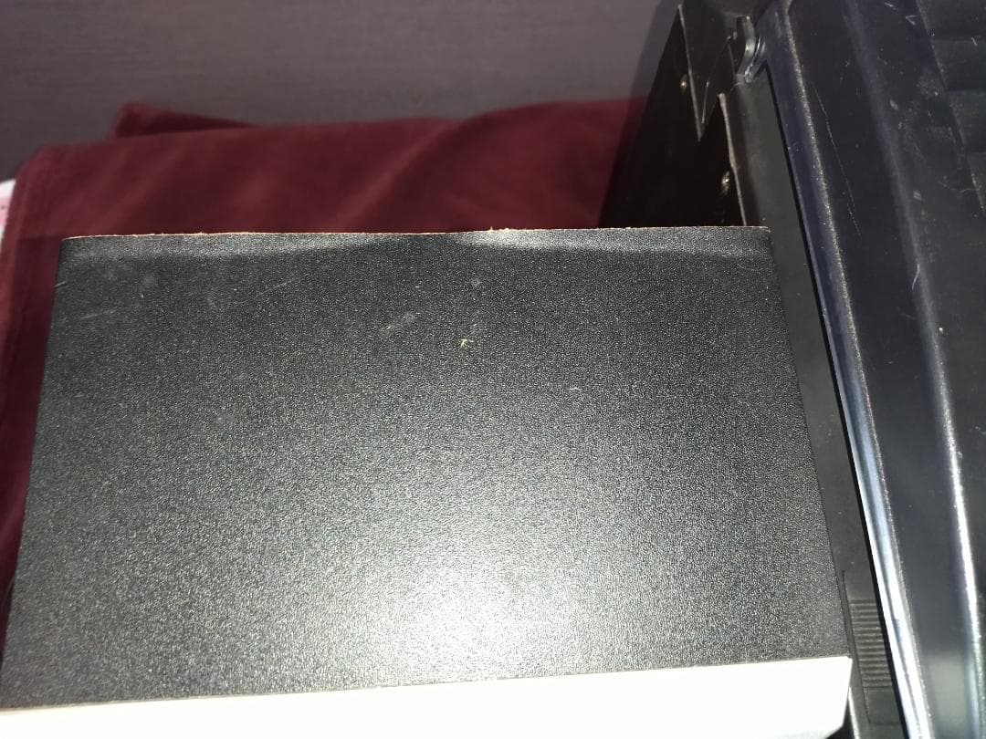 カセットテープ、レコード、3枚CDチェンジャー、USB、SDカード、AM/FM