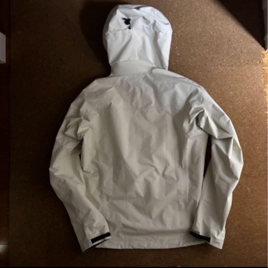 美品アークテリクスビームス ベータ SL メンズSオフホワイトナイロン