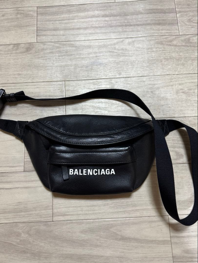 BALENCIAGA バレンシアガ　⭐︎ ボディバッグ