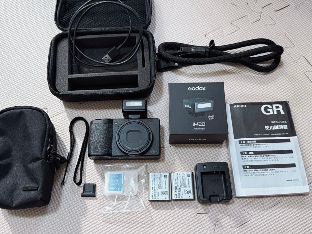 RICOH GR III コンパクトデジタルカメラ　フラッシュと多数おまけ