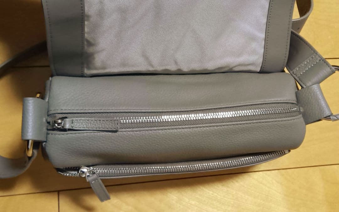 ビアズリー　ショルダーバッグ　レザーボディバッグ　グレイッシュベージュ