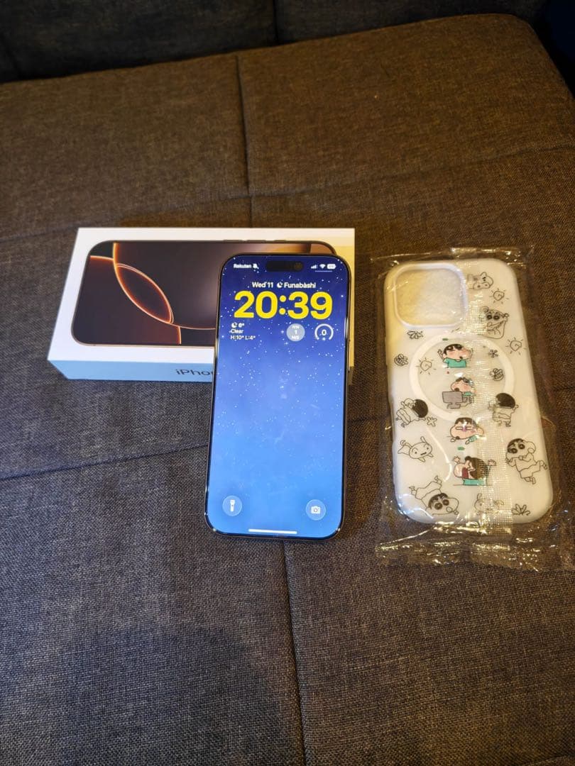 iPhone 16 Pro 512GB デザートチタニウム しんちゃん　ケース