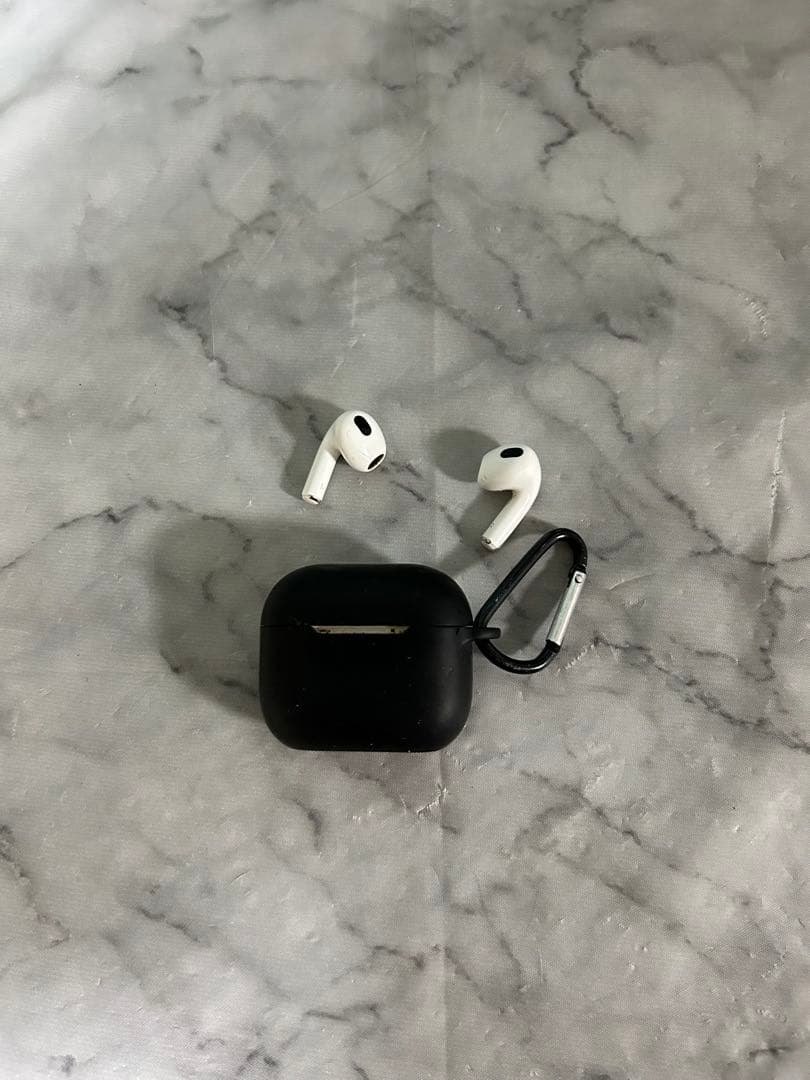 AirPods第二世代本体 ブラック カラビナ付き