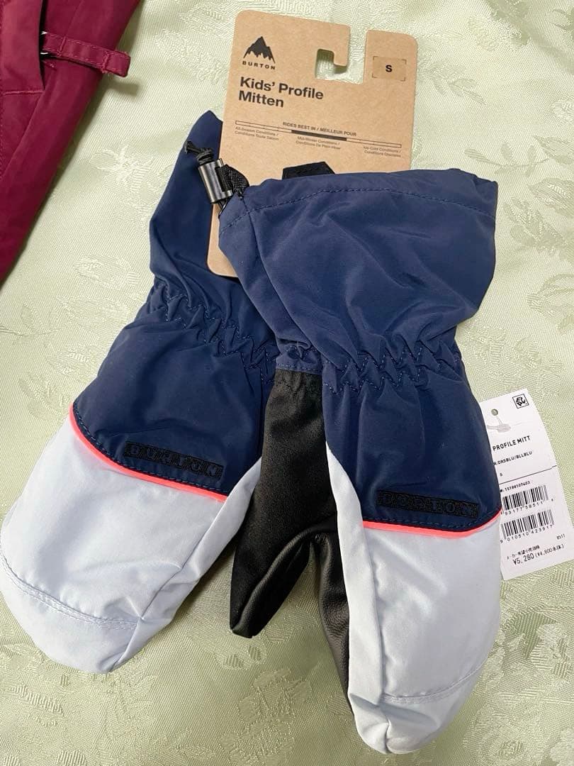 新品　バートン　キッズスノーボード上下セットとグローブとニット帽の4点セット