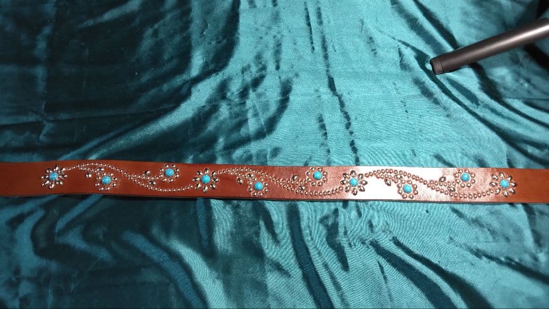 昭南ベンズレザーツタ＆フラワースタッズベルトチョコ　穴開け加工済み　即納可