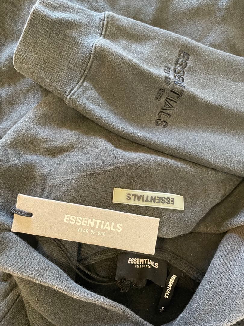 ESSENTIALS フード付きパーカー ブラック