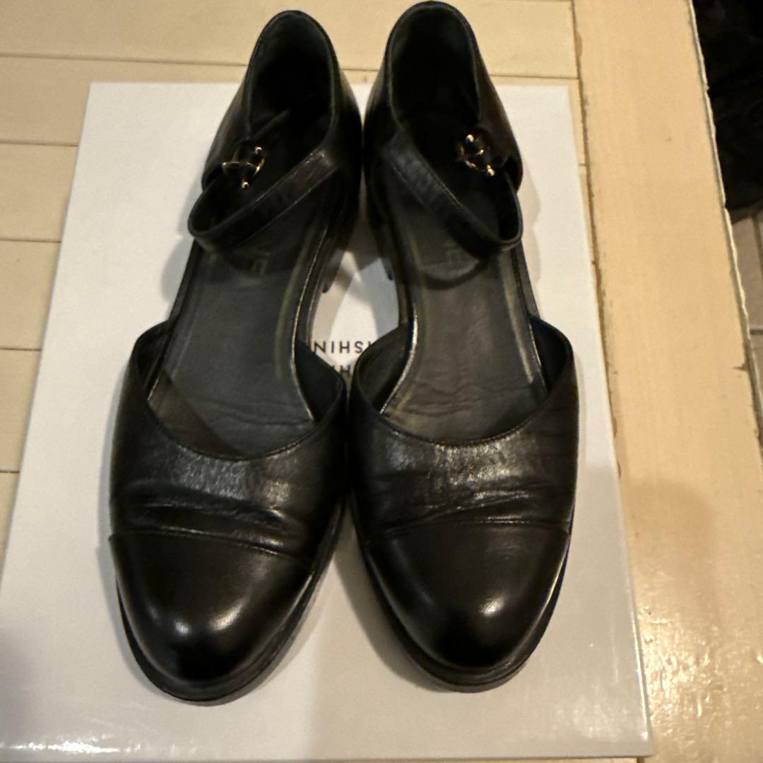 ブラックストラップパンプス ゴールドバックル