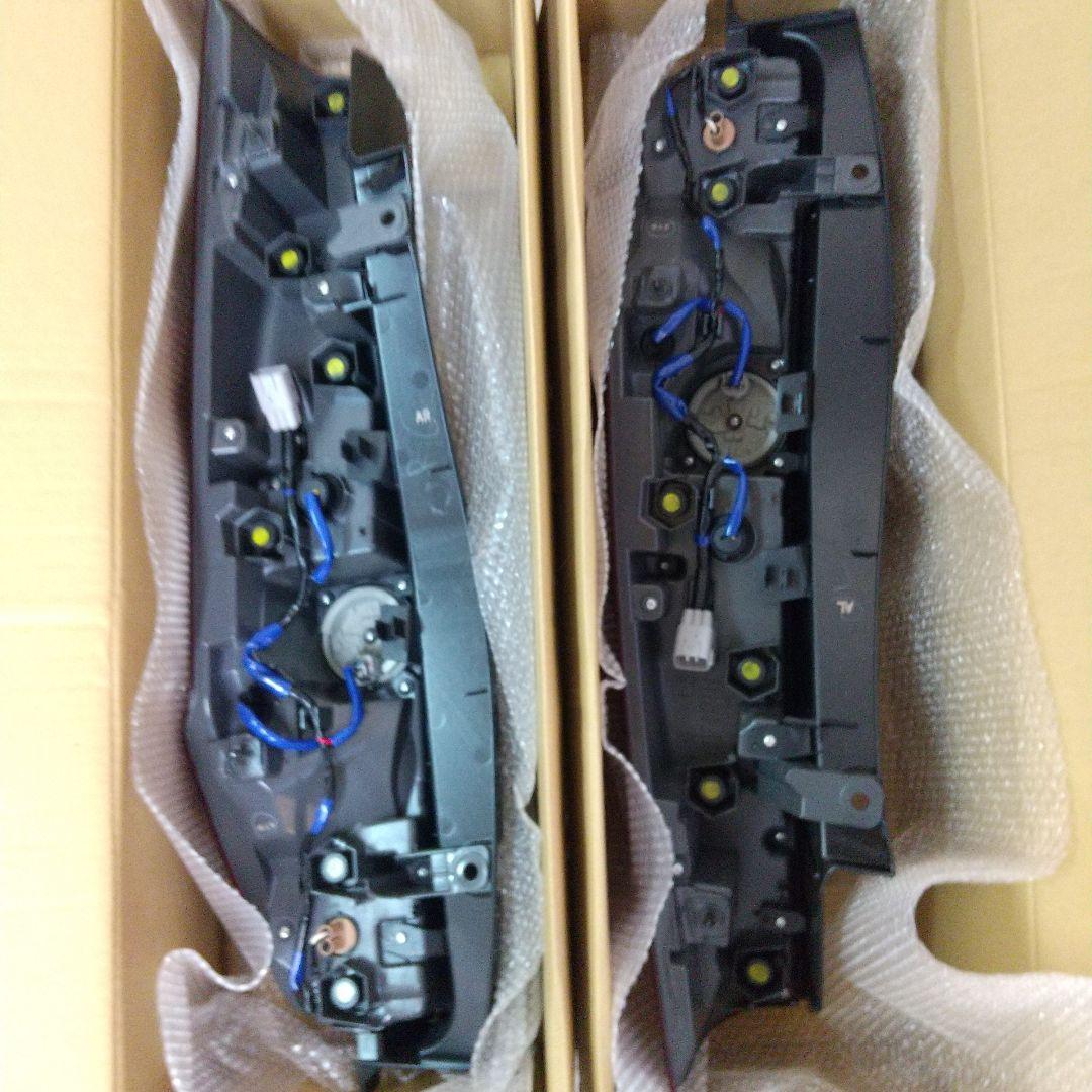 【新品未使用】トヨタ80系 ノア、ヴォクシー他、純正テールランプ 左右セット