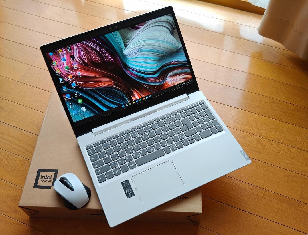 Lenovoスリムなノートパソコン