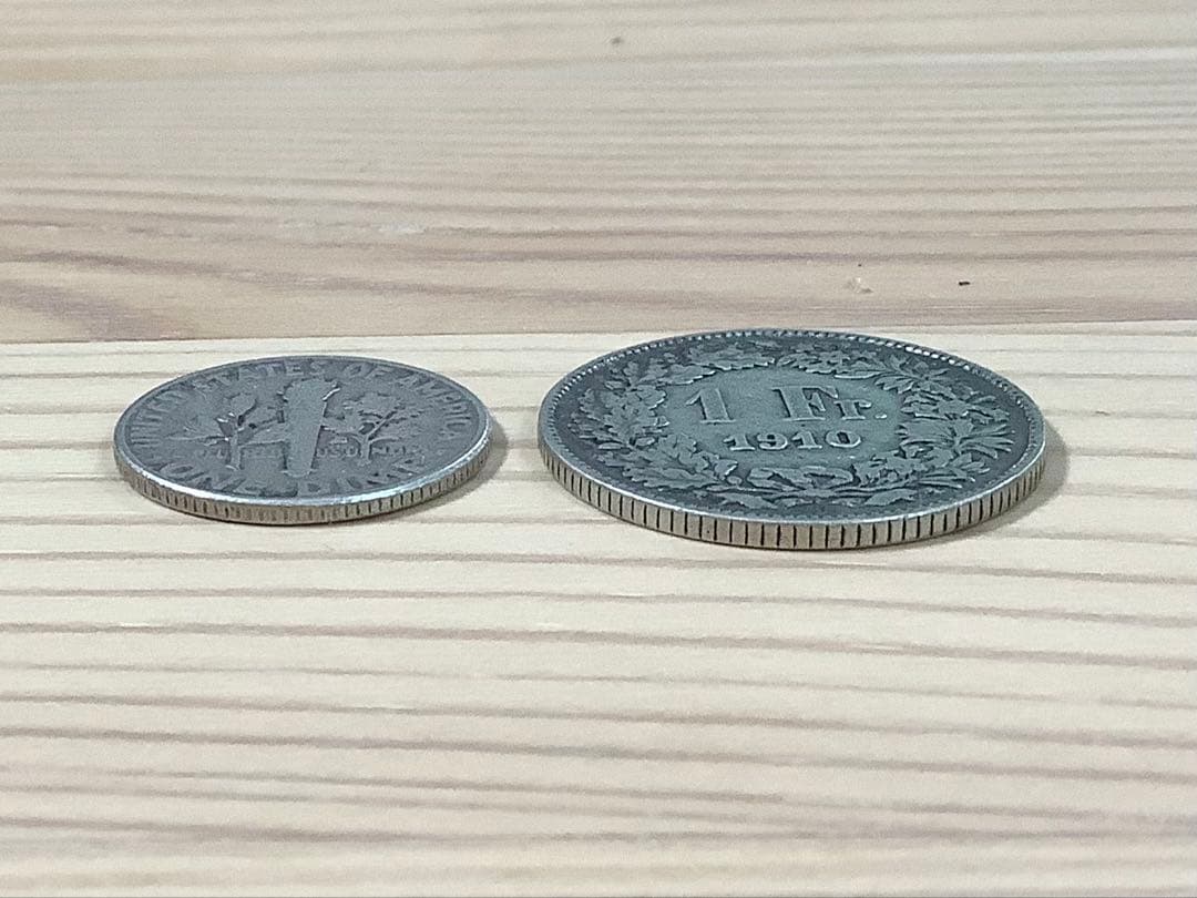 22金と24金の陶器花瓶2点セットプラス外国銀貨【合計4点】