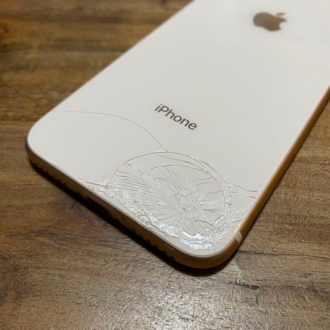 iPhone8 64GB SIMフリー 画面割れナシ 背面下部にクラック有り