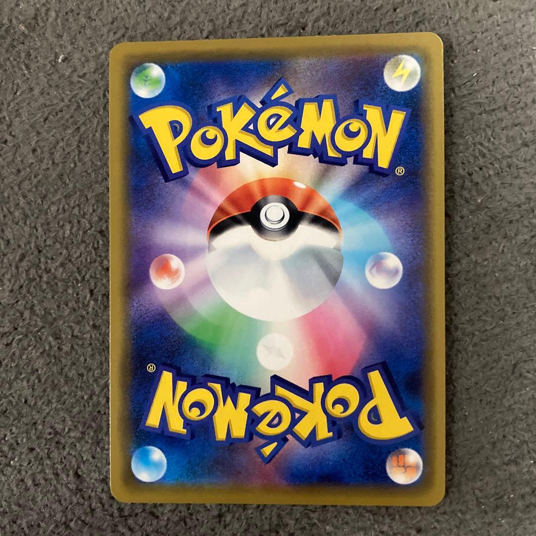 海で遊ぶピカチュウ