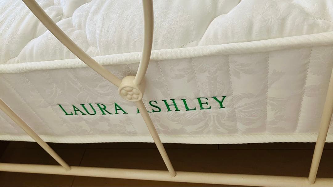 【マットレス付き&送料込み】ダブルベッド　ローラアシュレイ