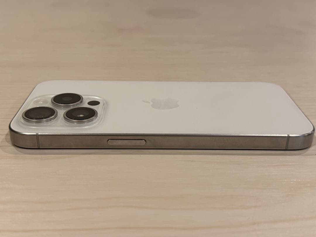 美品　iPhone 15 Pro ホワイトチタニウム 256GB 画面割れなし